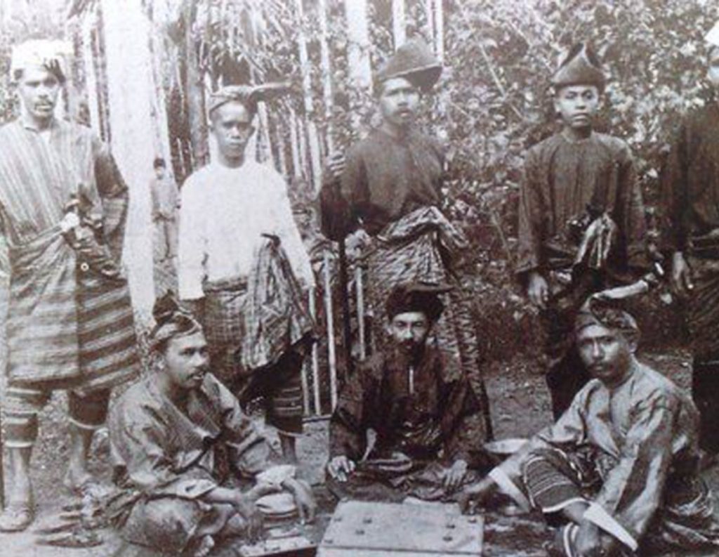 Sejarah Baju Melayu dan Baju Kurung