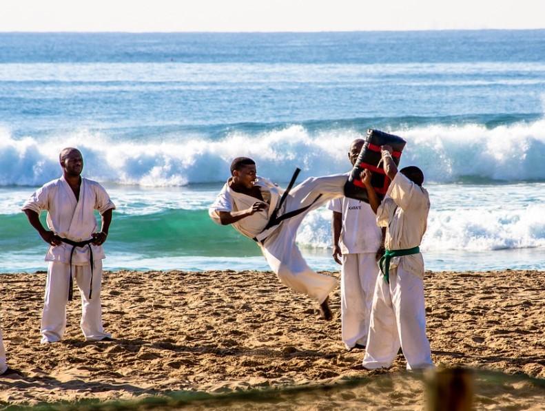Sejarah, Aliran, Aturan, hingga Teknik Dasar pada Karate [Lengkap]