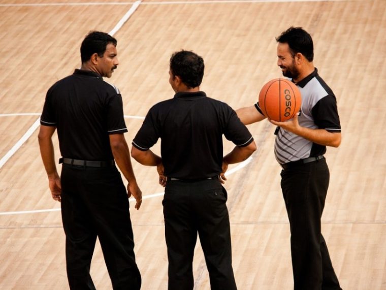 sistem pertahanan dalam permainan bola basket dimana setiap pemain selalu berusaha mendekati lawan satu-satu dinamakan