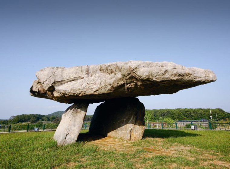 Bangunan batu batu besar pada zaman megalitikum ditunjukkan pada nomor