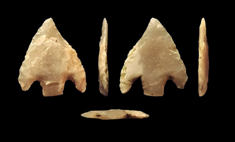 Banyak ditemukan peralatan kehidupan manusia purba yang terbuat dari batu dan tulang yang ditemukan di wilayah situs