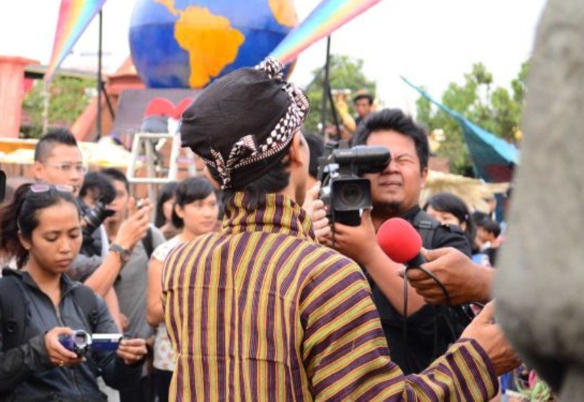 √ 16 Peranan Pers dalam Masyarakat Demokrasi di Indonesia