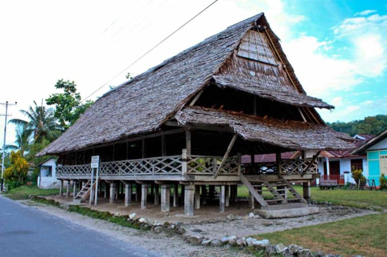 Rumah Adat Maluku Baileo