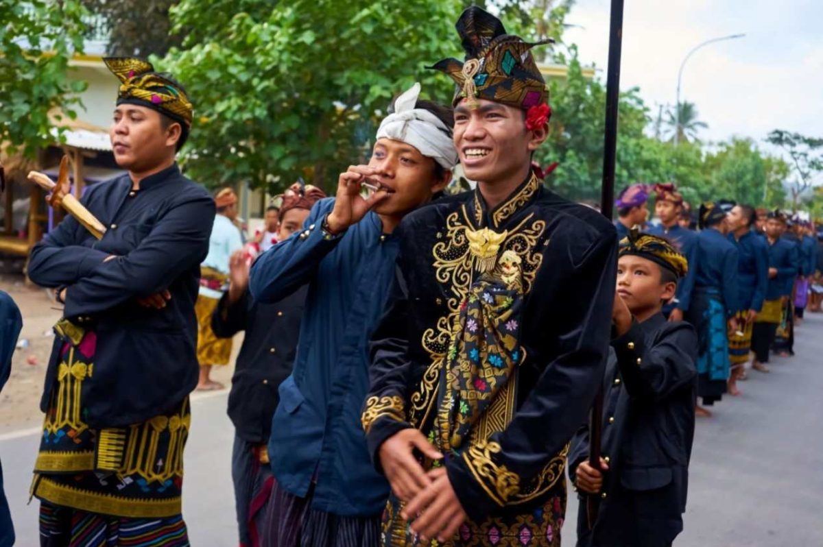 [TERLENGKAP] 5+ Pakaian Adat NTB Beserta Penjelasannya!