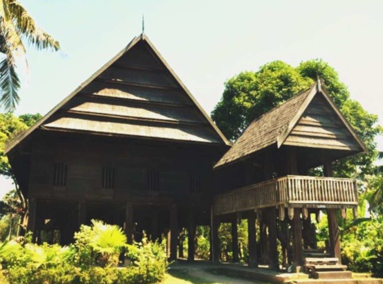 Rumah Adat Sulawesi Barat: Makna, Jenis, Struktur, & Proses