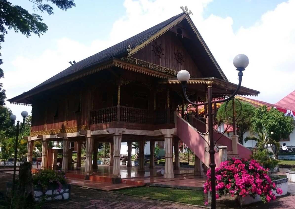 Rumah Adat Bengkulu: Nama, Filosofi, Ciri, Struktur, & Bagian