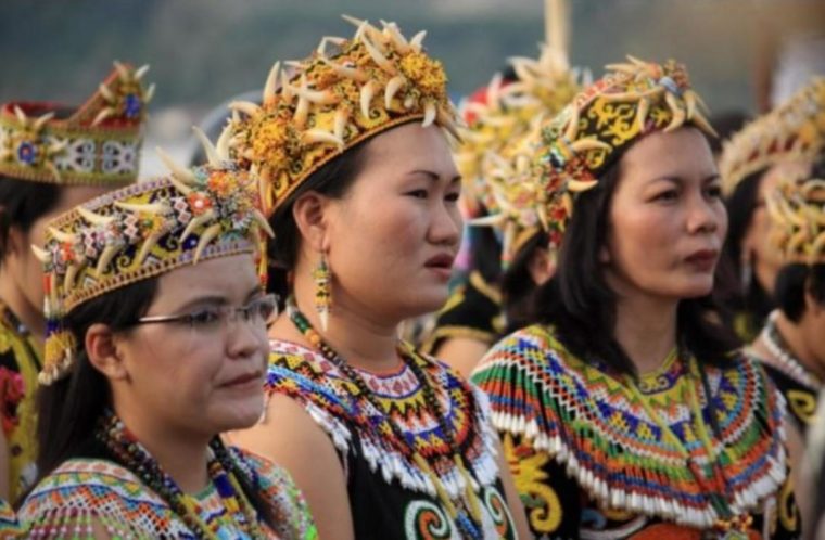 Pakaian Adat Kalimantan Barat King Bibinge