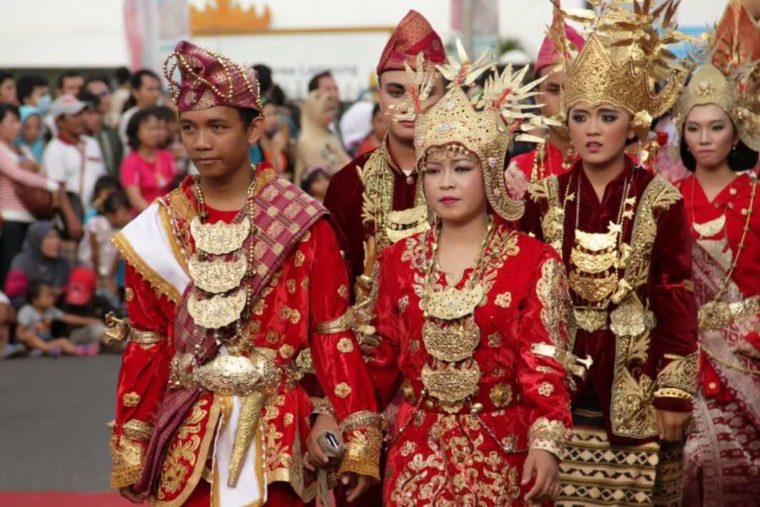 Pakaian Adat Lampung Suku Saibatin