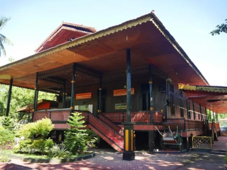 Rumah Adat Gorontalo Bantayo Poboide