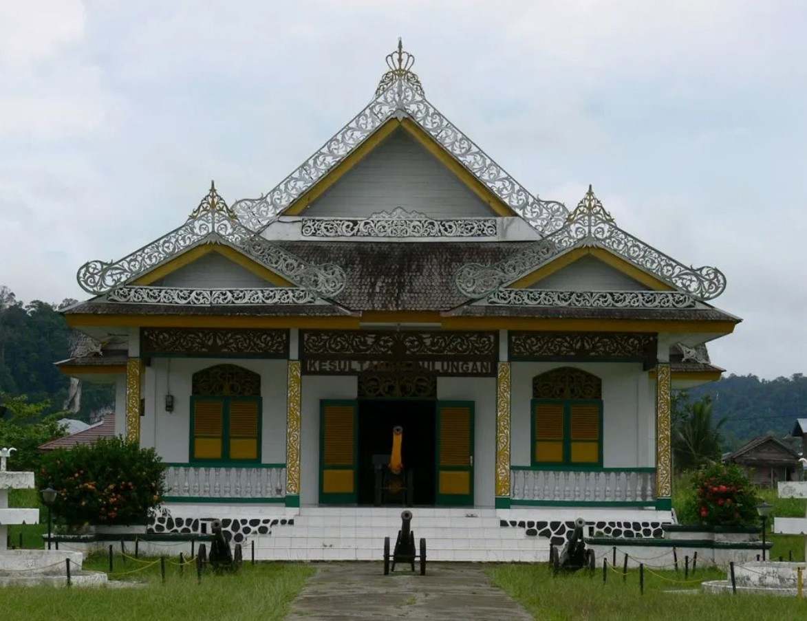 5+ Rumah Adat Kalimantan Timur Beserta Penjelasannya!