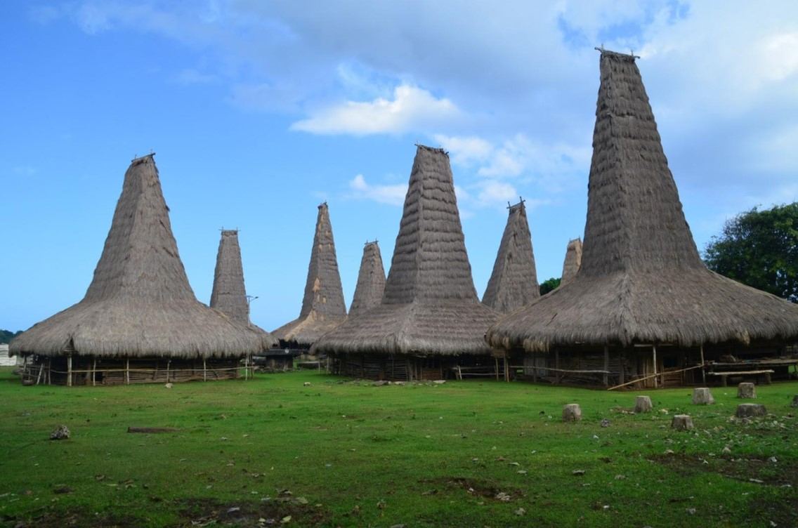 Rumah Adat NTT: Sejarah, Filosofi, Fungsi, Ciri, & Jenis