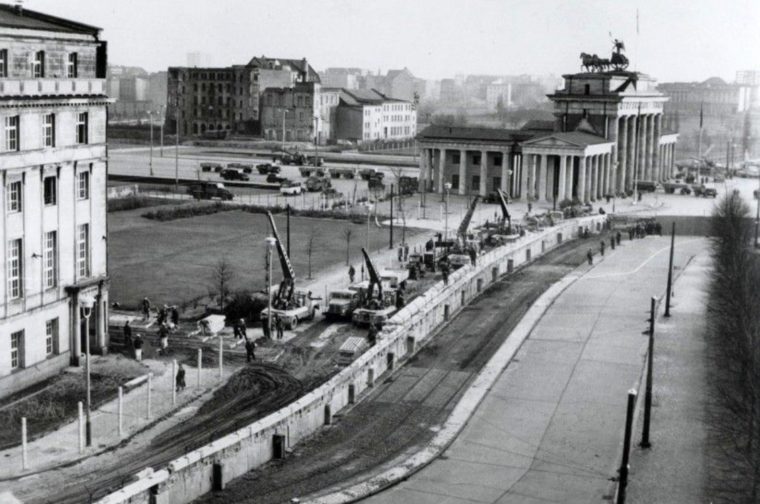 Apa Hubungannya Dengan Tembok Berlin